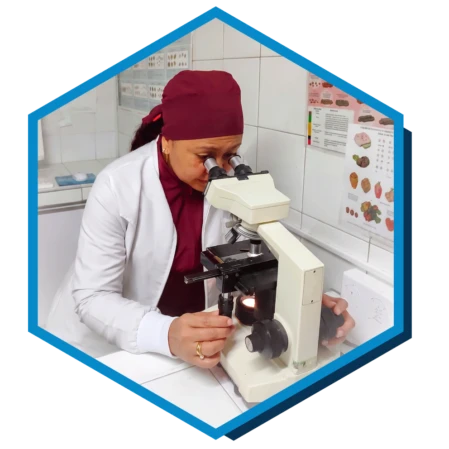 Dra. Ruby Zayas, bacterióloga, en el laboratorio